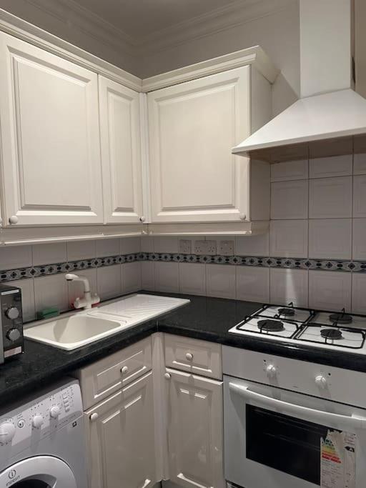Entire Flat In Kensington Apartment